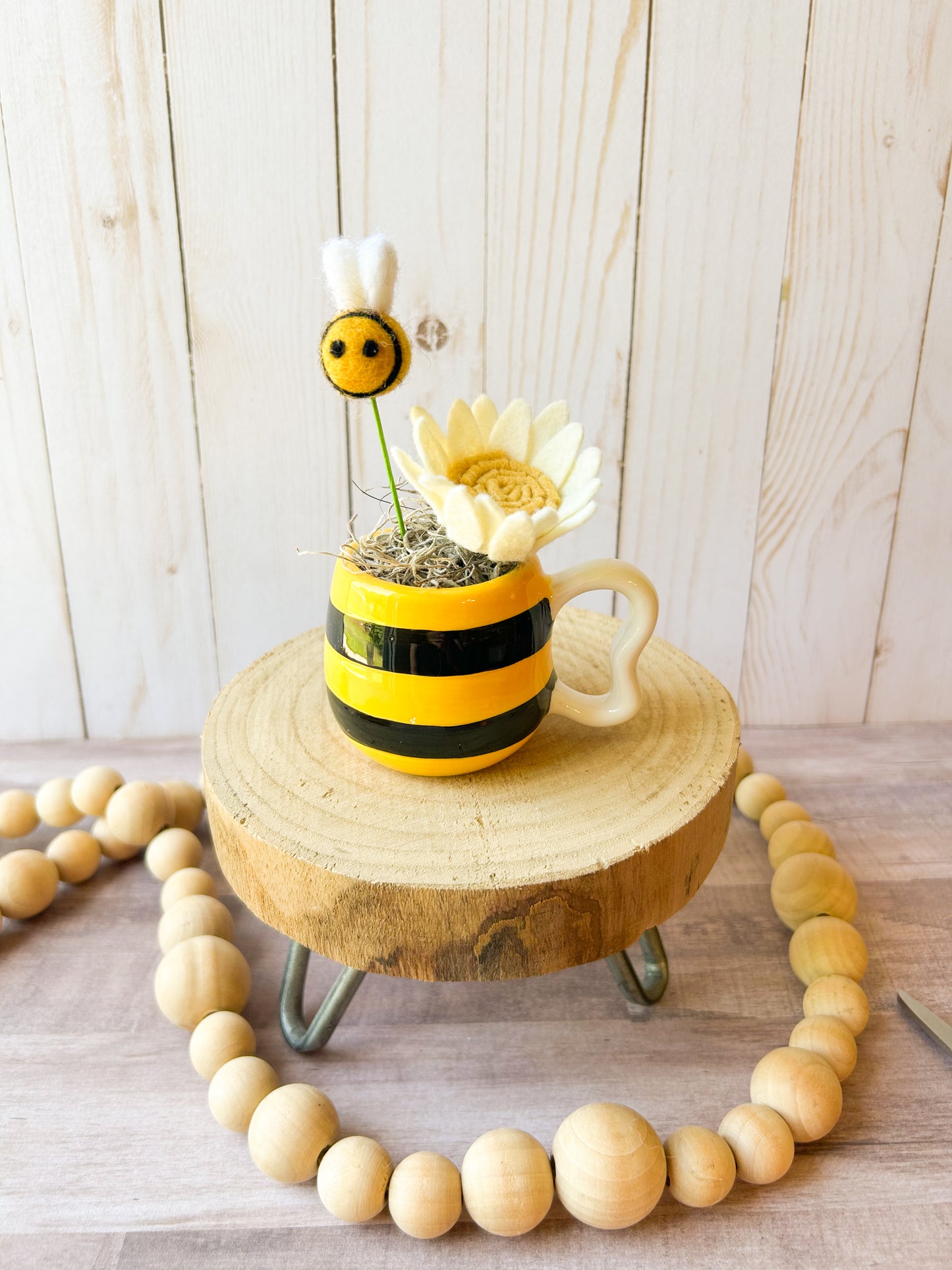 Mini Bee and Daisy Cup